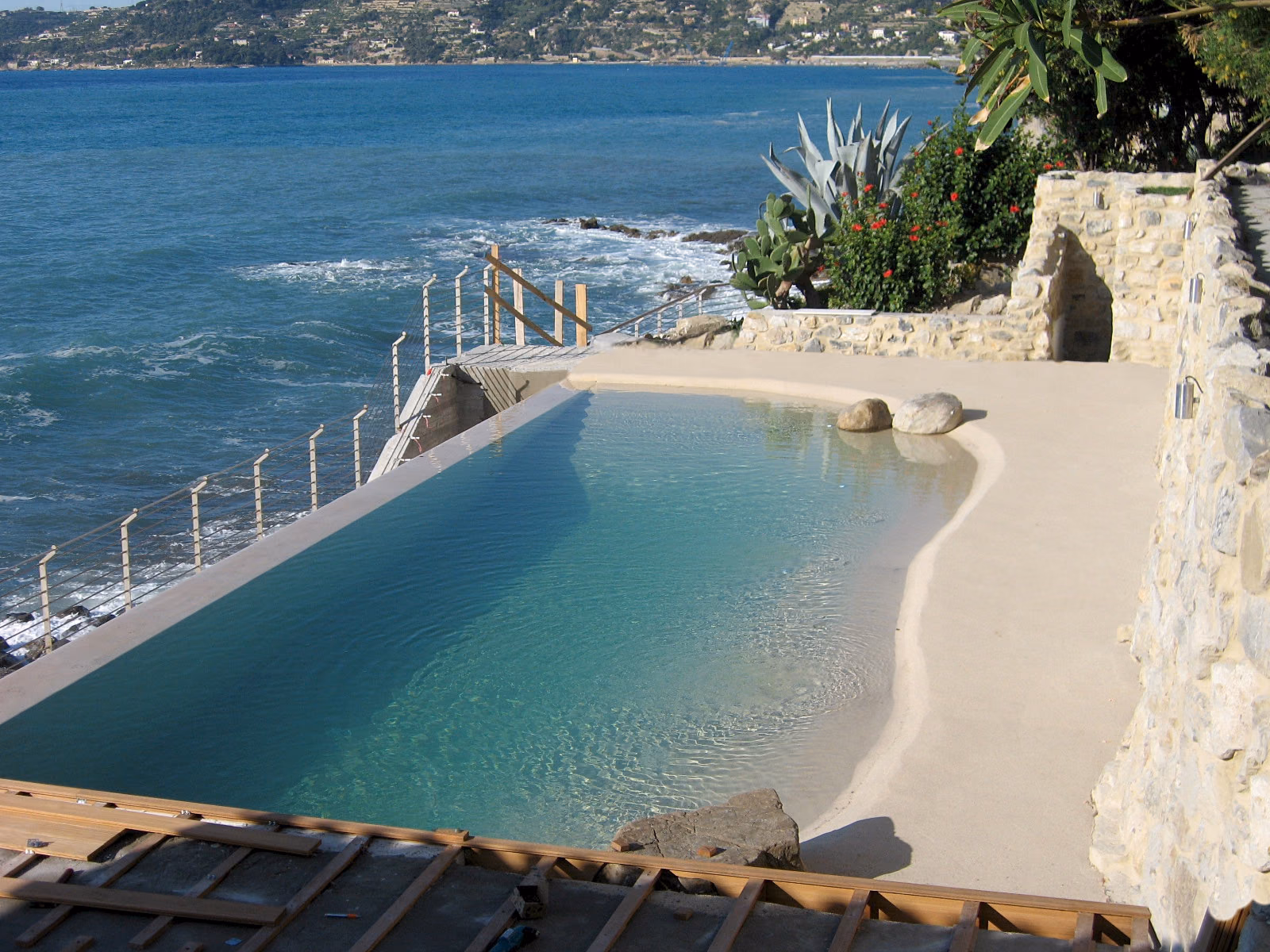 Una biopiscina con la spiaggia di sabbia affacciata sulla costa ligure